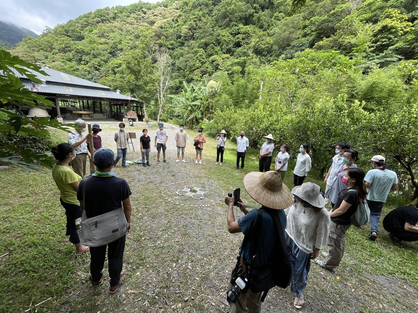 學員在山間農場的空地上圍成一圈