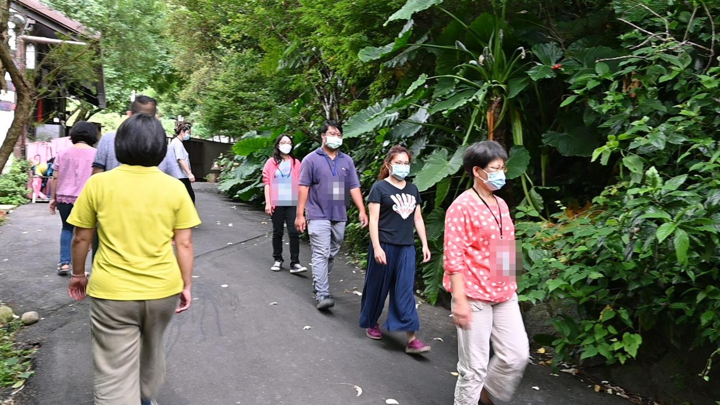 沿著林間步道放慢腳步