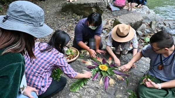 以花草排出一座曼陀羅