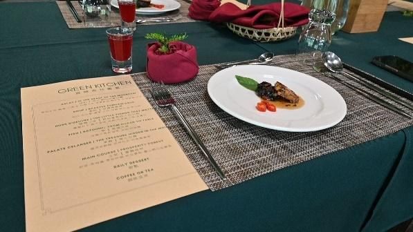 附上菜單的療育餐桌
