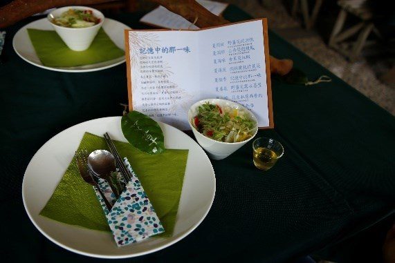 擺好餐具與葉片裝飾的慢食餐桌