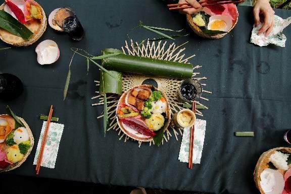 用竹器盛裝、擺在長桌上的午餐