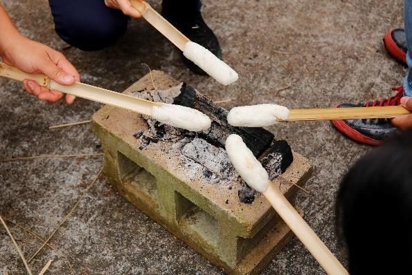 八仙六代園：把米黏在竹子上烤成棒棒米